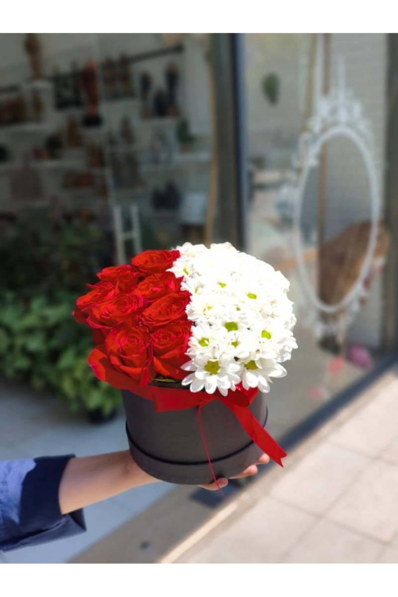 Siyah Kutuda Kırmızı Güller ve Beyaz Papatyalar