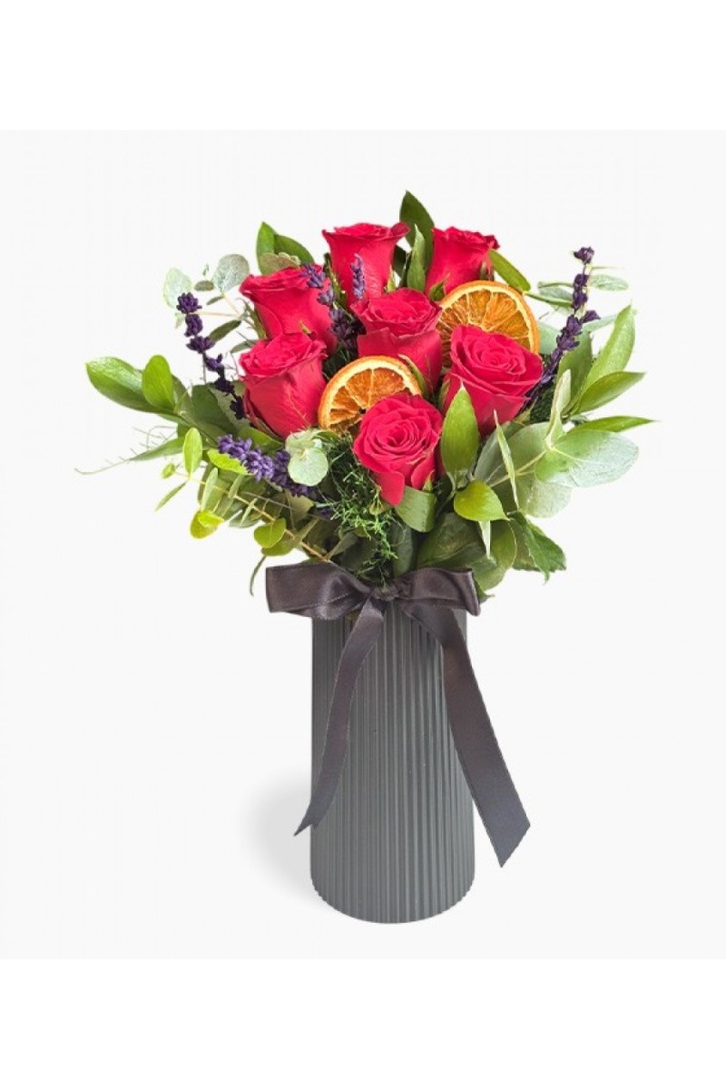 Siyah Polimer Vazoda Kırmızı Gül