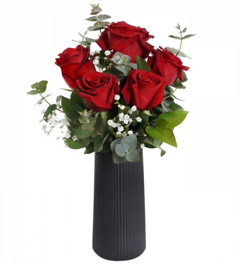 Desenli Vazoda Kırmızı Güller