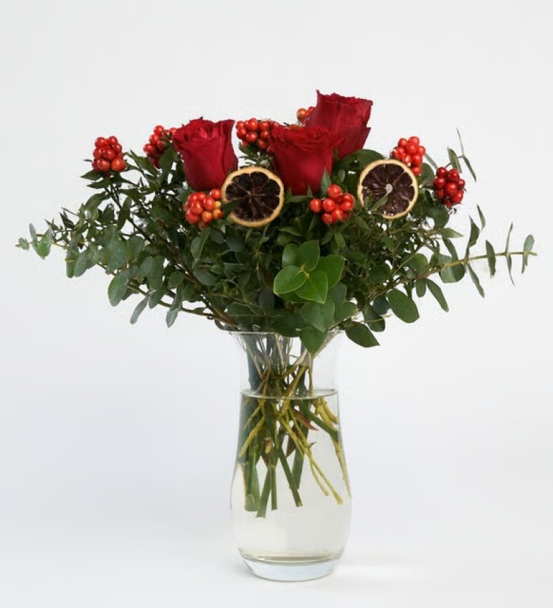 Cam Vazoda Kokina Çiçeği ve Kırmızı Güller