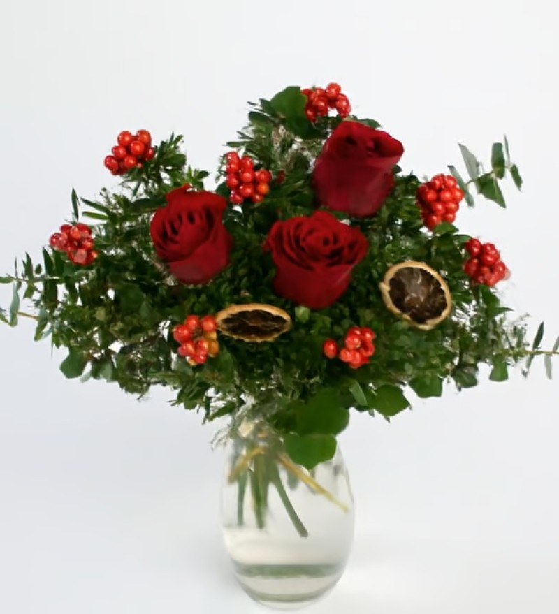 Cam Vazoda Kokina Çiçeği ve Kırmızı Güller