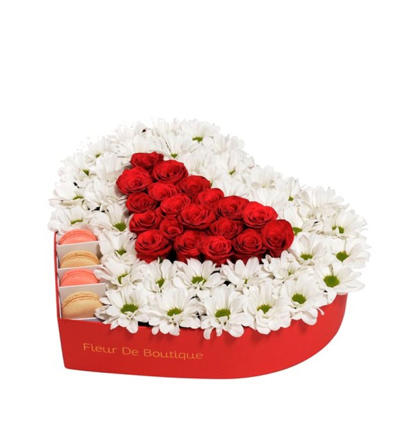 Kalp Kutuda Beyaz Papatyalar Kırmızı Güller